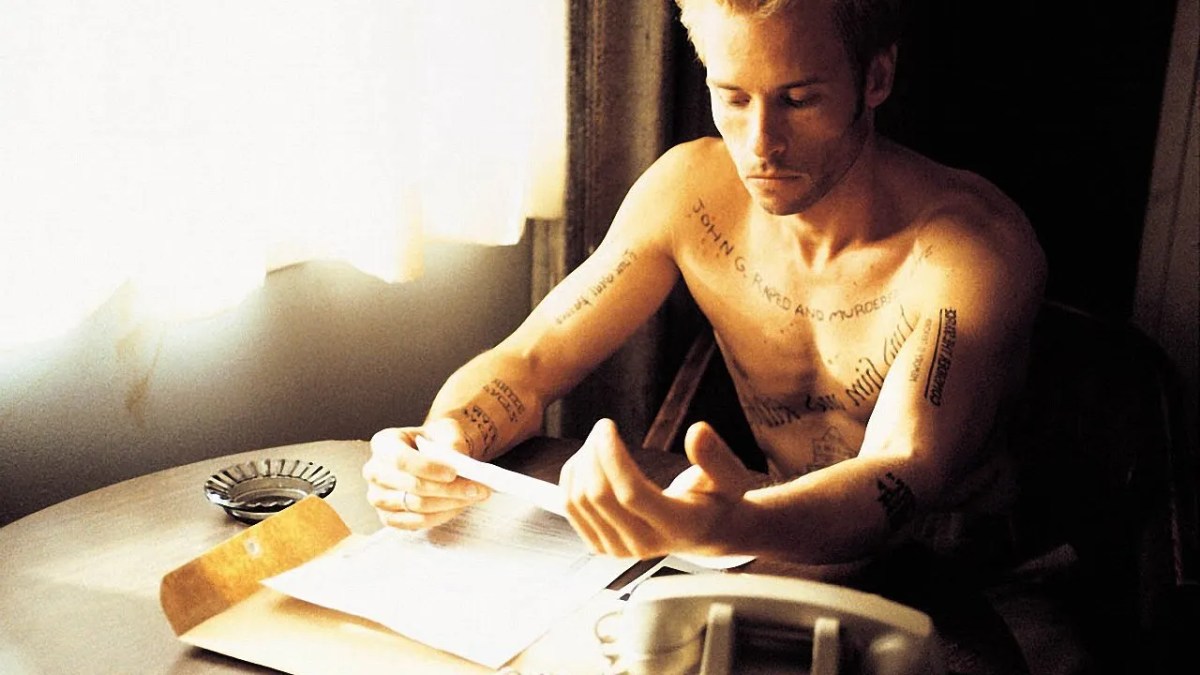 فضفضة عن فلم «Memento»: ذكرى مبعثرة في الزمان&nbsp;والمكان